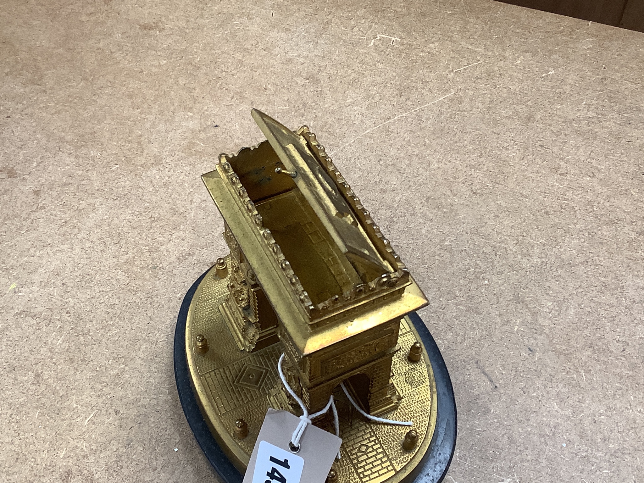 A French ormolu L'Arc de Triomphe trinket box on slate base. 14.5cm